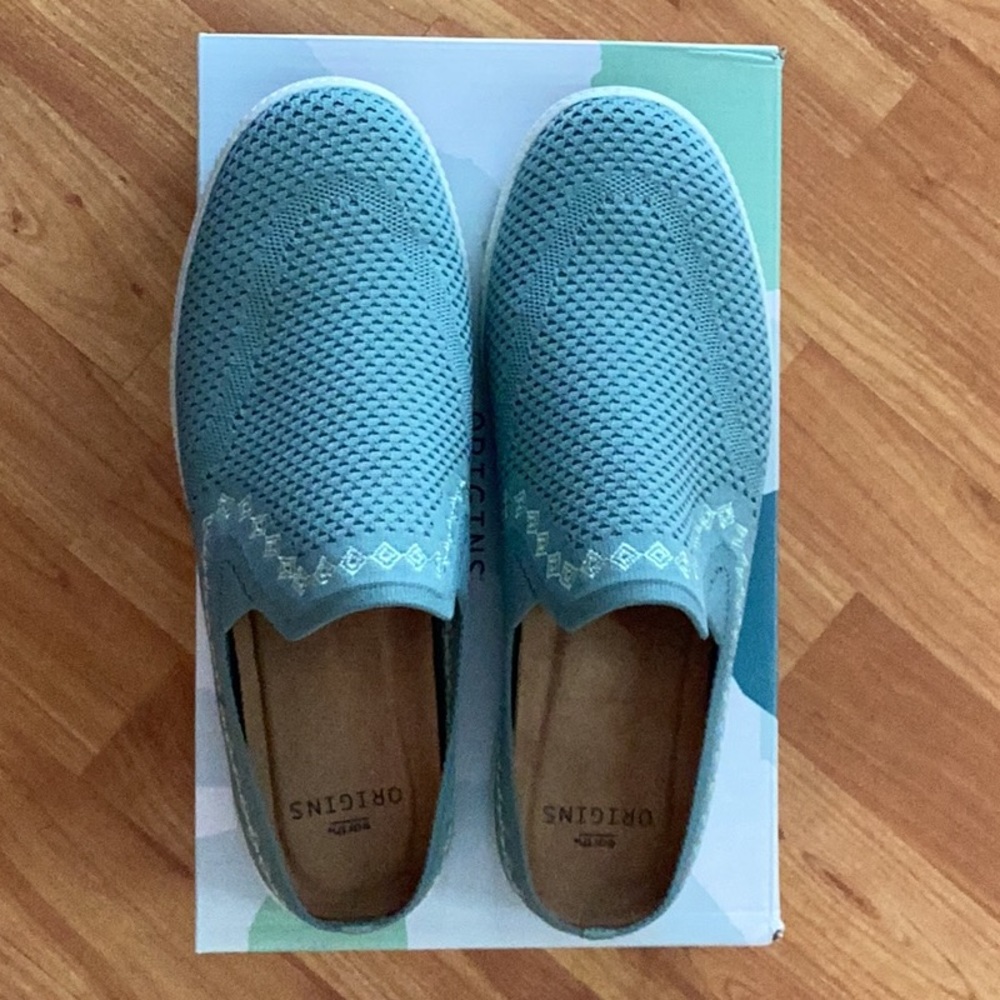 Earth Origins dusty green fabric shoes 10 W